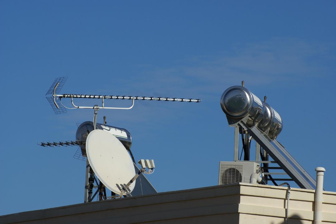 solar hot water system on a Cannonvale rooftop, showcasing sleek panels and efficient water heating designed to meet green standards and optimize energy use in the local climate."